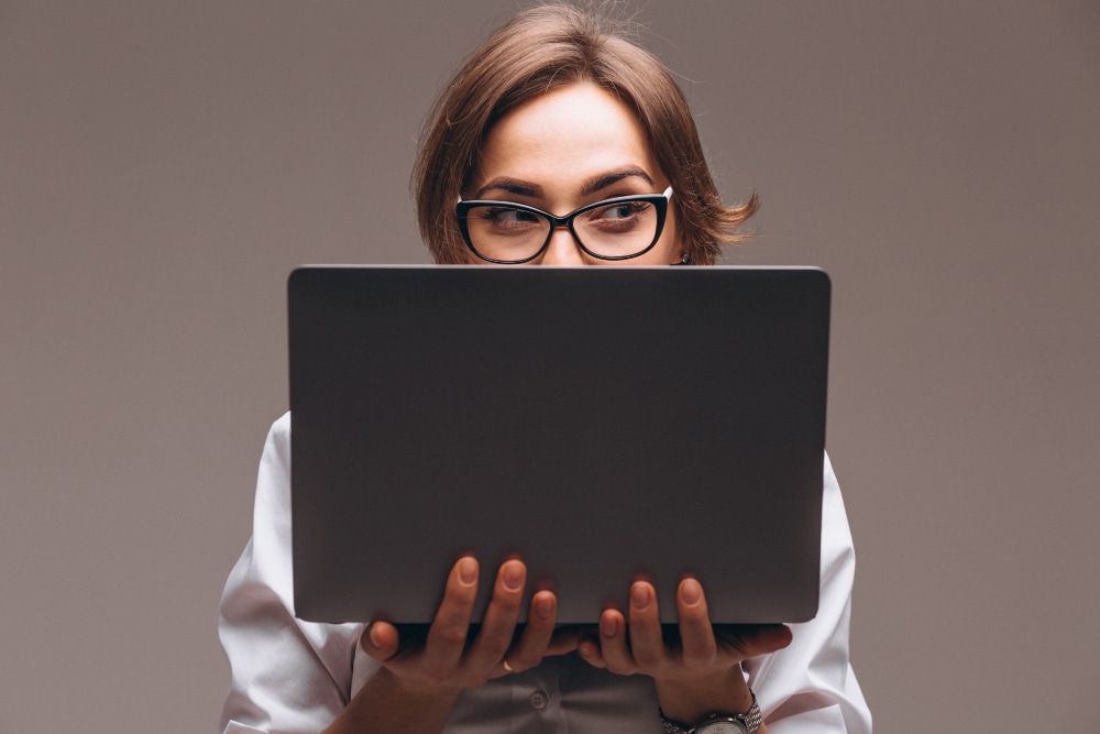 femme qui réfléchit sur son pc