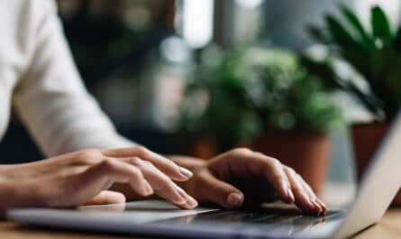 taper sur un clavier de pc portable