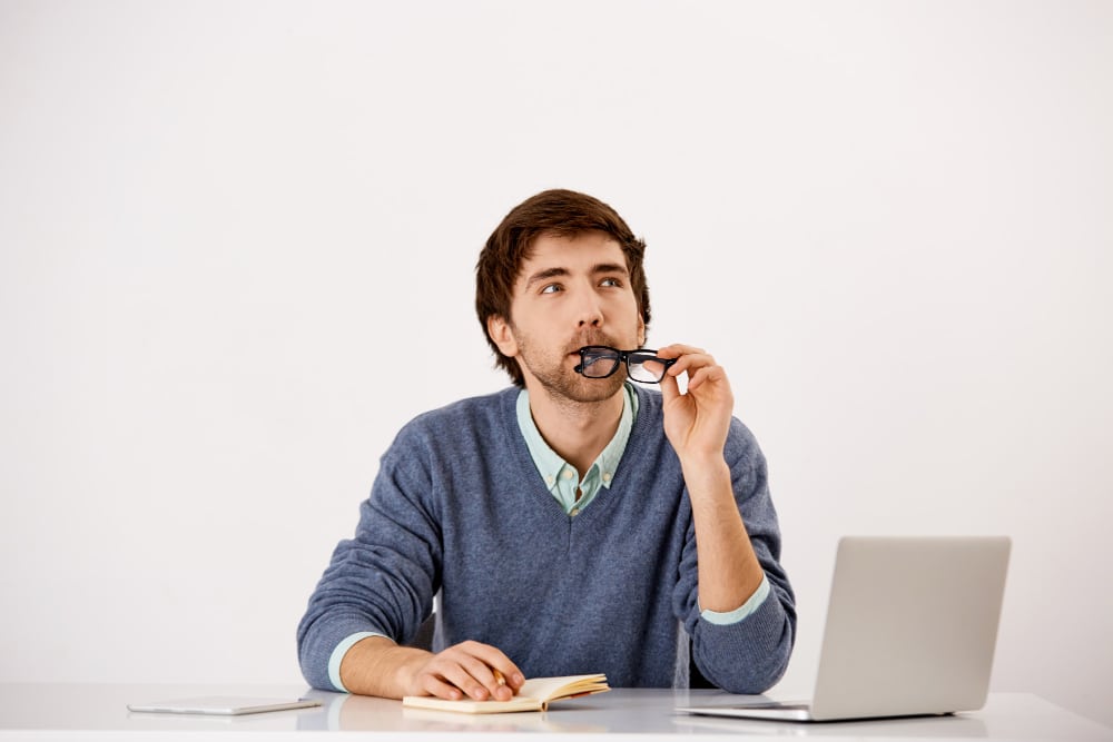 homme qui réfléchit