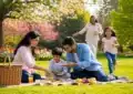 Famille profitant d'activités gratuites en plein air ensemble