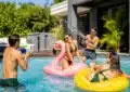 Jeux d’eau pour adultes lors d’un après-midi d’été entre amis