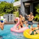 Jeux d’eau pour adultes lors d’un après-midi d’été entre amis