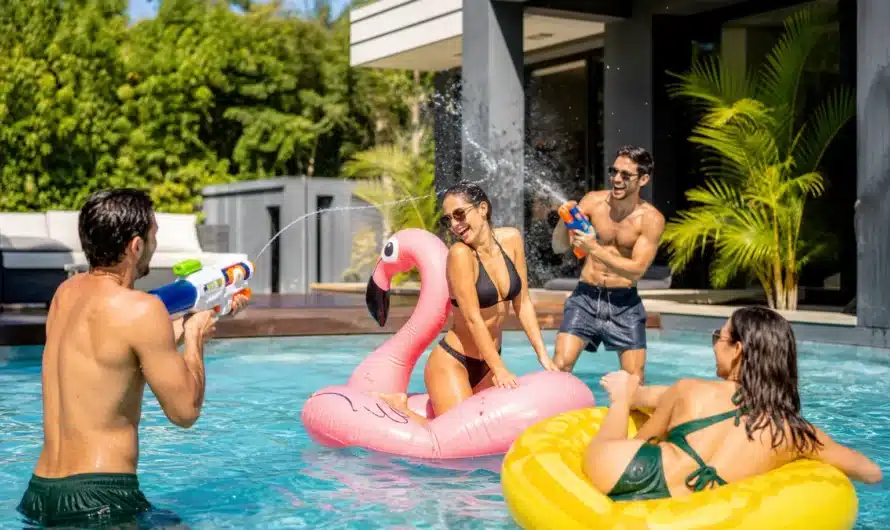 Jeux d’eau pour adultes lors d’un après-midi d’été entre amis