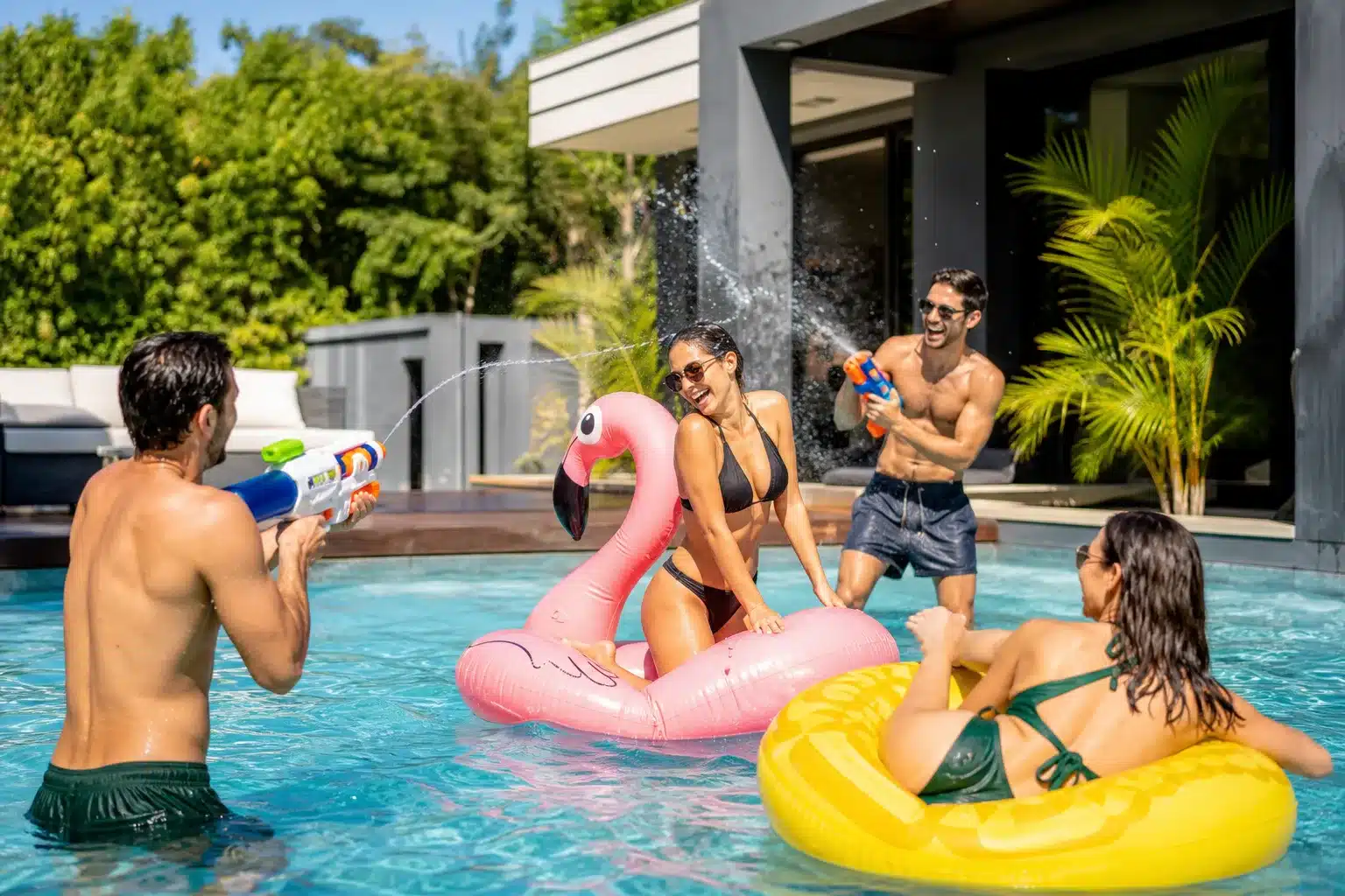 Jeux d’eau pour adultes lors d’un après-midi d’été entre amis