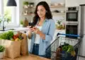 Panier de courses avec smartphone et liste d'astuces pour économiser