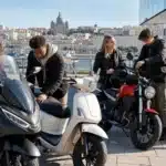 Moto neuve pour débutant avec casque et équipement de sécurité