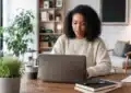 Tenues confortables et élégantes pour le télétravail professionnel